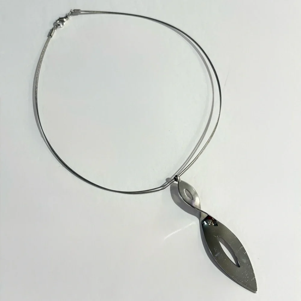 Vintage Wire Curved Swerve Pendant Choker Necklace